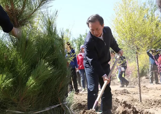 我省教育系统举行“我为增绿减霾植棵树”义务植树活动